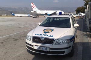 Slika PU_OB/MUP-ILUSTRACIJE-NOVA GALERIJA/policija_na_aerodromu.jpg
